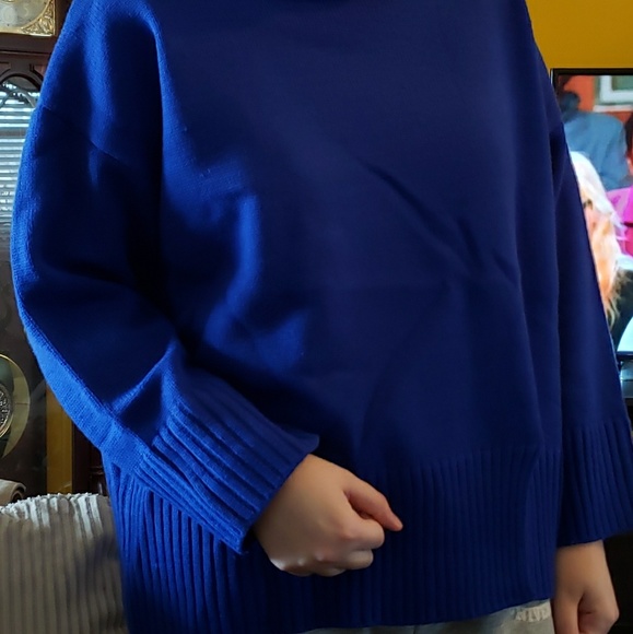 Red Slit Oversized Turtleneck Sweater - Picture 5 of 7